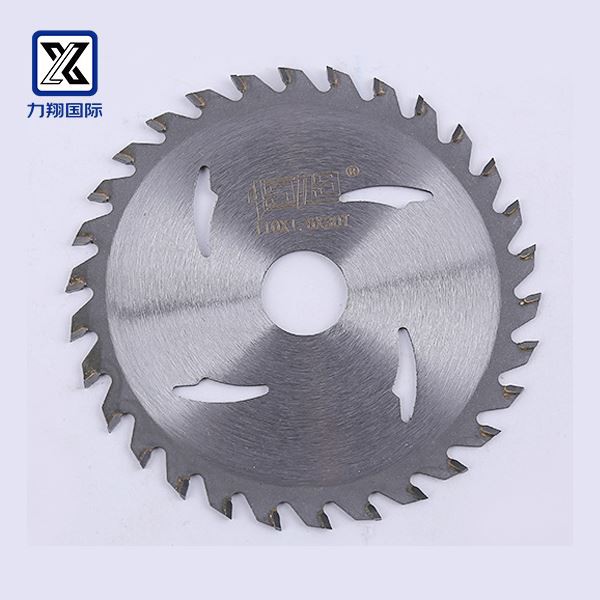 Hoja de sierra para trabajar en madera